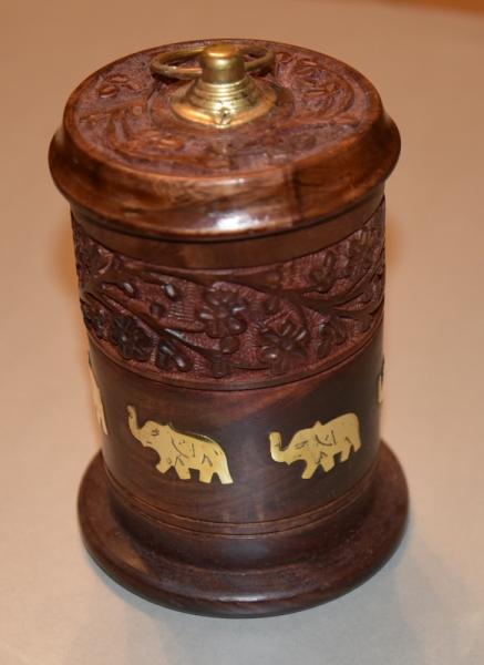 Handgearbeites Gefäß aus Sheesham Holz mit Messing Elefanten als Intarsien.